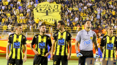 שחקני בית&qout;ר עם הקהל ברקע (יניב גונן)