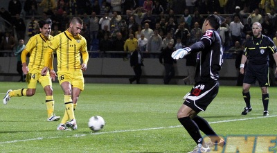 עטר כובש את הריבאונד (יוסי ציפקיס)