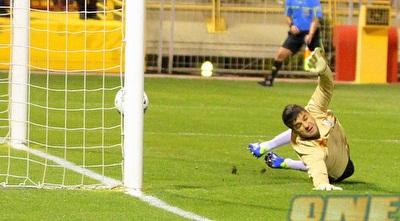 הכדור של ערן לוי בקורה, דלל נכנע (יניב גונן)