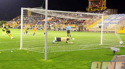 ערן לוי כובש את הפנדל (יניב גונן)