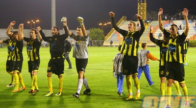 שחקני בית&qout;ר חוגגים (יניב גונן) שחקני בית&qout;ר חוגגים (יניב גונן)