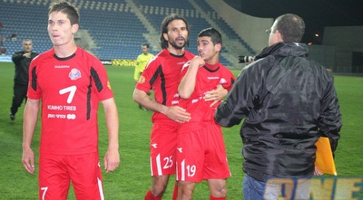 עזאם, חרמון ודנקוביץ´ לא מאמינים למז שקורה במושבה (משה חרמון) עזאם, חרמון ודנקוביץ´ לא מאמינים למז שקורה במושבה (משה חרמון)