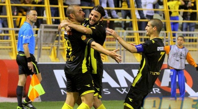 בן שושן וסטיבן כהן מחבקים את ערן לוי. משה: &qout;הוא טרף את הדשא&qout; (יניב גונן) בן שושן וסטיבן כהן מחבקים את ערן לוי. משה: &qout;הוא טרף את הדשא&qout; (יניב גונן)