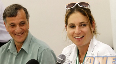 לי קורזיץ ואפרים זינגר (יוסי ציפקיס)