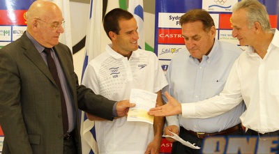 בן פינקלשטיין מקבל מענק (יוסי ציפקיס)