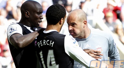 חוזה ריינה נוגח בפרץ´, סיסה מנסה להפריד (רויטרס)