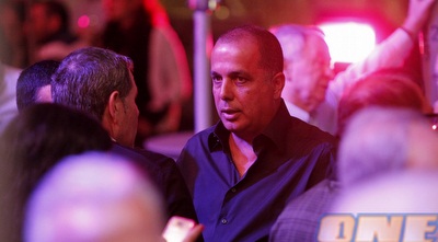 עמוס לוזון בשיחה עם אלי גוטמן (יוסי ציפקיס) עמוס לוזון בשיחה עם אלי גוטמן (יוסי ציפקיס)