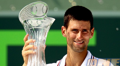 ג´וקוביץ´ עם עוד גביע לאוסף (GettyImages)