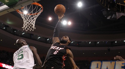 לברון ג´יימס מטביע על קווין גארנט (רויטרס) לברון ג´יימס מטביע על קווין גארנט (רויטרס)