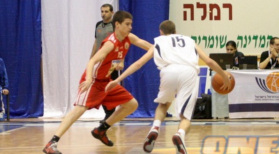 יוסי סמדג´ה מול עידו רובינזון (חגי ניזרי) יוסי סמדג´ה מול עידו רובינזון (חגי ניזרי)