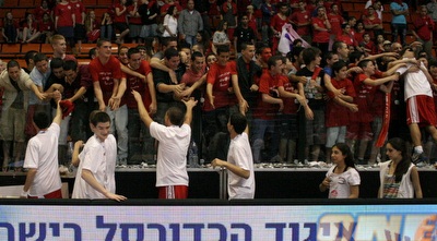 שחקני לב השרון חוגגים (חגי ניזרי) שחקני לב השרון חוגגים (חגי ניזרי)