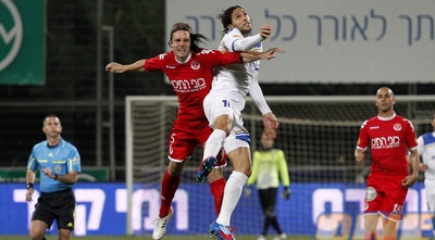 ברק בדש ומרקו שולר עולים לכדור גובה (יוסי ציפקיס)