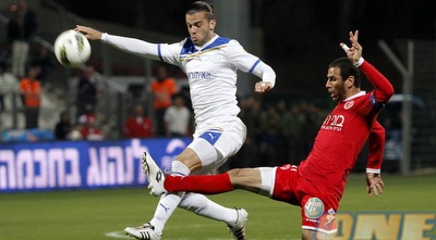 וואליד באדיר מרחיק את הכדור מדויד סולארי (יוסי ציפקיס)