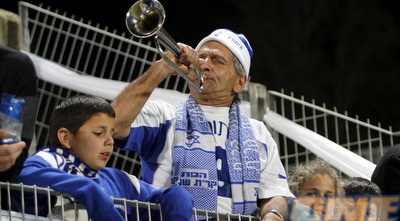 אוהדי קריית שמונה נותנים את הלב ביציעים (יוסי ציפקיס)