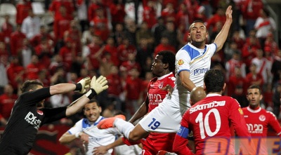 אבוחצירא מנסה לעלות לכדור גובה (יוסי ציפקיס)