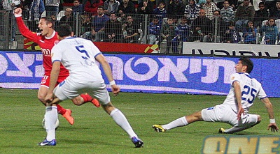 איתן טיבי מפיל את אלרואי כהן (משה חרמון)