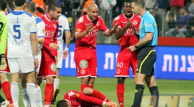 אבוטבול מסביר לאדלר שהייתה עבירה, השופט לא משתכנע (משה חרמון)