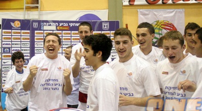 שחקני הפועל ירושלים חוגגים (חגי ניזרי) שחקני הפועל ירושלים חוגגים (חגי ניזרי)
