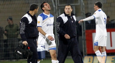 איתן טיבי מתוסכל לאחר שנפצע (יוסי ציפקיס)