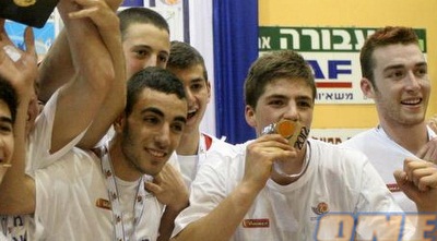 שחקני הפועל ירושלים חוגגים עם הגביע (חגי ניזרי)