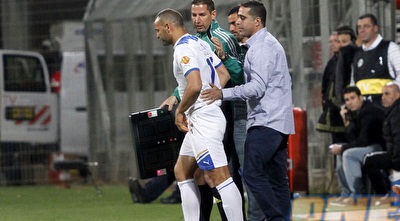 סאלח חסארמה נכנס לשחק במקום טיבי (יוסי ציפקיס)