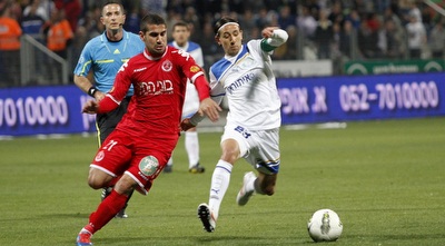 אדריאן רוצ´ט ורועי גורדנה נלחמים על הכדור (יוסי ציפקיס)