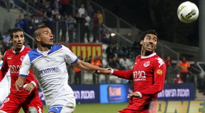 שמעון אבוחצירא ונאאל חוטבא רודפים אחרי הכדור (יוסי ציפקיס)