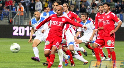 שי אבוטבול מרחיק את הכדור (משה חרמון)