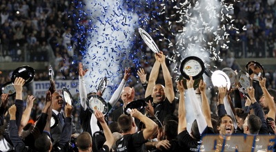 קריית שמונה מניפה את הצלחת (יוסי ציפקיס) קריית שמונה מניפה את הצלחת (יוסי ציפקיס)