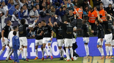 שחקני קריית שמונה חוגגים עם חולצות האליפות (יוסי ציפקיס) שחקני קריית שמונה חוגגים עם חולצות האליפות (יוסי ציפקיס)