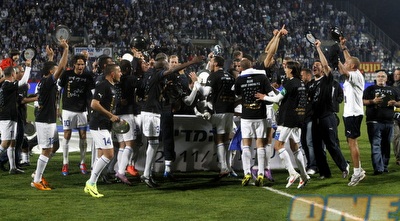 שחקני האלופה החדשה רוקדים על הדשא (יוסי ציפקיס)