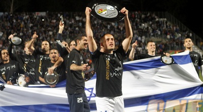 שחקני עירוני קריית שמונה חוגגים עם הצלחת (יוסי ציפקיס)