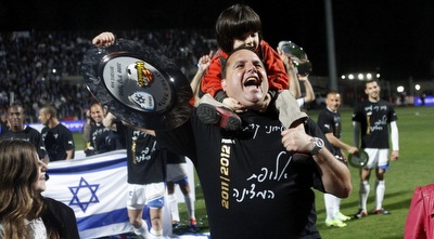 רן בן שמעון בטירוף עם צלחת האליפות (יוסי ציפקיס)