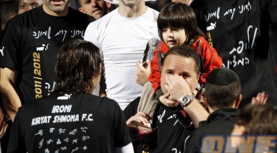 רן בן שמעון מזיל דמעה עם בנו הקטן (יוסי ציפקיס)