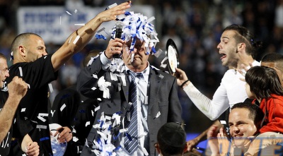 סאלח חסארמה מכסה את איזי שירצקי בקונפטי (יוסי ציפקיס)