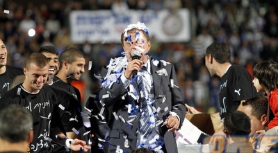 זה לא הפריע לבעלים שהמשיך לדבר לקהל (יוסי ציפקיס)