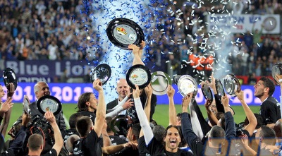 שחקני עירוני ק&qout;ש מניפים את הצלחת. שירצקי תמיד האמין (משה חרמון)