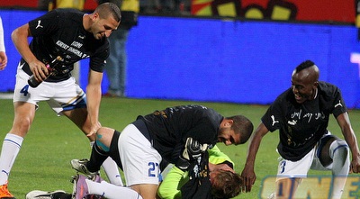 עמוס חוגג על הדשא (משה חרמון) עמוס חוגג על הדשא (משה חרמון)