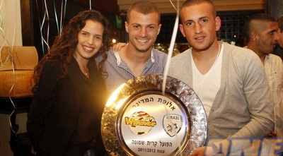 גבאי וצלחת האליפות. רק חלם לשחק בליגת העל (משה חרמון) גבאי וצלחת האליפות. רק חלם לשחק בליגת העל (משה חרמון)