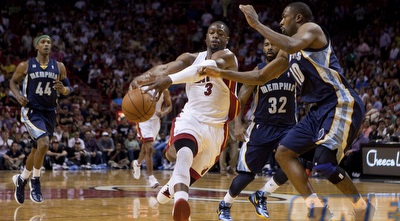 גיי וארינאס שומרים לע דוויין ווייד (רויטרס)