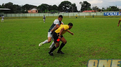 דרלאן תוקף את השופט, שמחזיק ביד את הכרטיס האדום