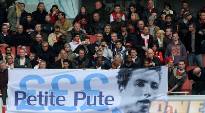 אוהדי ארסנל במסר ברור לסמיר נאסרי (GettyImages) אוהדי ארסנל במסר ברור לסמיר נאסרי (GettyImages)