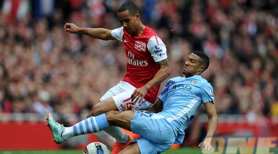 גאל קלישי מנסה לעצור את תיאו וולקוט (GettyImages) גאל קלישי מנסה לעצור את תיאו וולקוט (GettyImages)