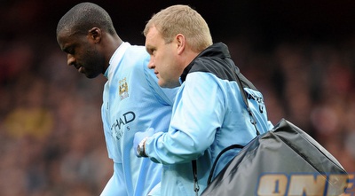 יאיא טורה יורד מהמגרש. הסיטיזנס איבדו שחקן חשוב בשלב מוקדם (GettyImages) יאיא טורה יורד מהמגרש. הסיטיזנס איבדו שחקן חשוב בשלב מוקדם (GettyImages)