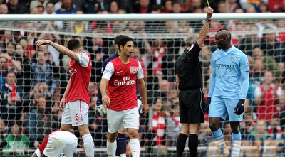 באלוטלי רואה את הכרטיס הצהוב (GettyImages) באלוטלי רואה את הכרטיס הצהוב (GettyImages)