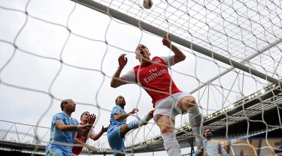 ורמאלן ההמום בתוך השער. הכדור של ואן פרסי לא (GettyImages) ורמאלן ההמום בתוך השער. הכדור של ואן פרסי לא (GettyImages)