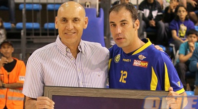 טפירו בתמונה למזכרת (לירון מולדובן, מנהלת הליגה) 