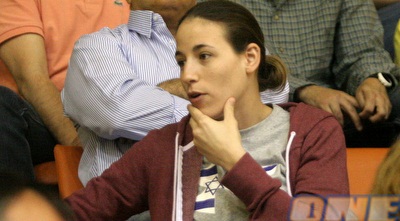 שי דורון צופה במשחק (חגי ניזרי)