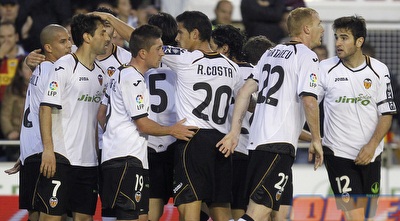 שחקני ולנסיה חווגגים עם ג´ונאס (רויטרס) שחקני ולנסיה חווגגים עם ג´ונאס (רויטרס)