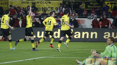 שחקני דורטמונד חוגגים (רויטרס)